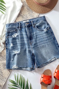 MID RISE SHORTS WITH DESTROY