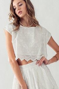 EMBROIDERY DAISY FLOWER CROP BLOUSE