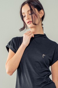 MOCK NECK EMBROIDERY HEART TOP