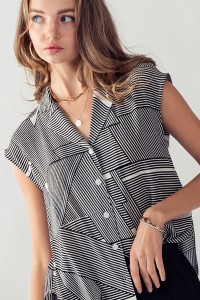 ABSTRACT LINE PATTERNED COLLAR TOP
