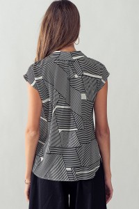 ABSTRACT LINE PATTERNED COLLAR TOP